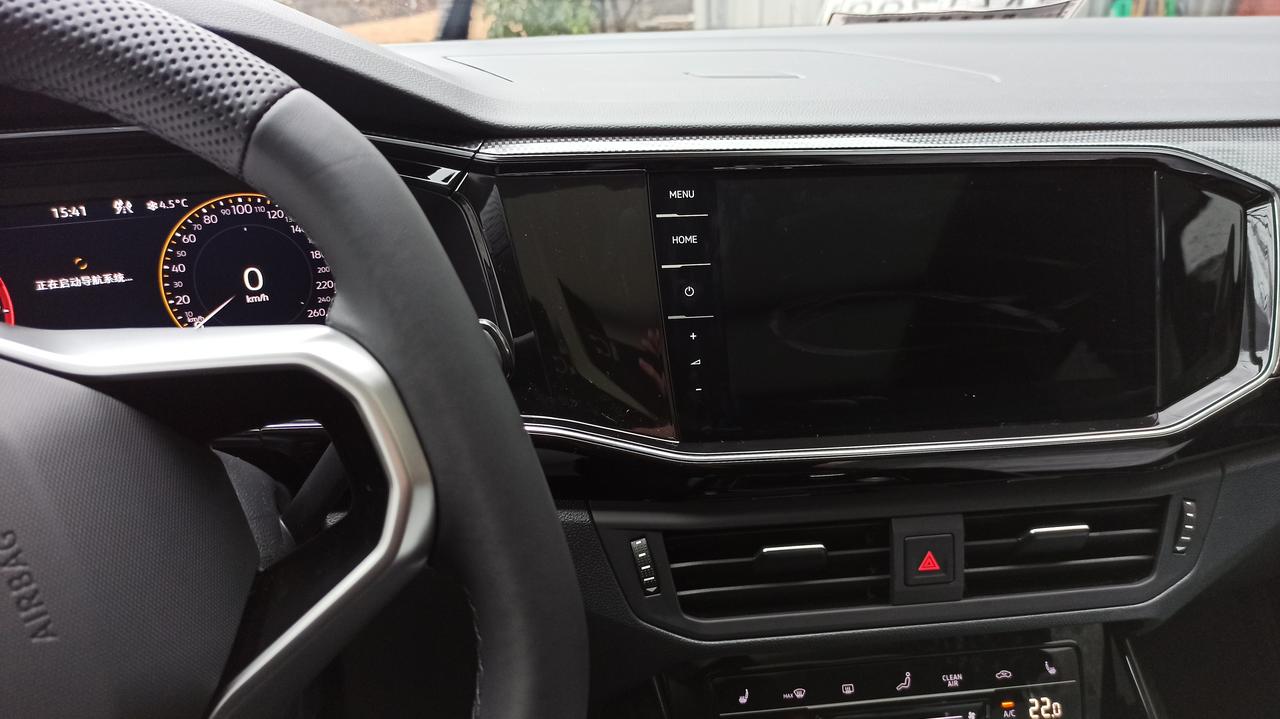大众探岳X （急求助）昨天2022.1.27号提新车探岳x 330智联版，今天第二天下午中控屏黑屏，晚上还试了下依旧黑屏