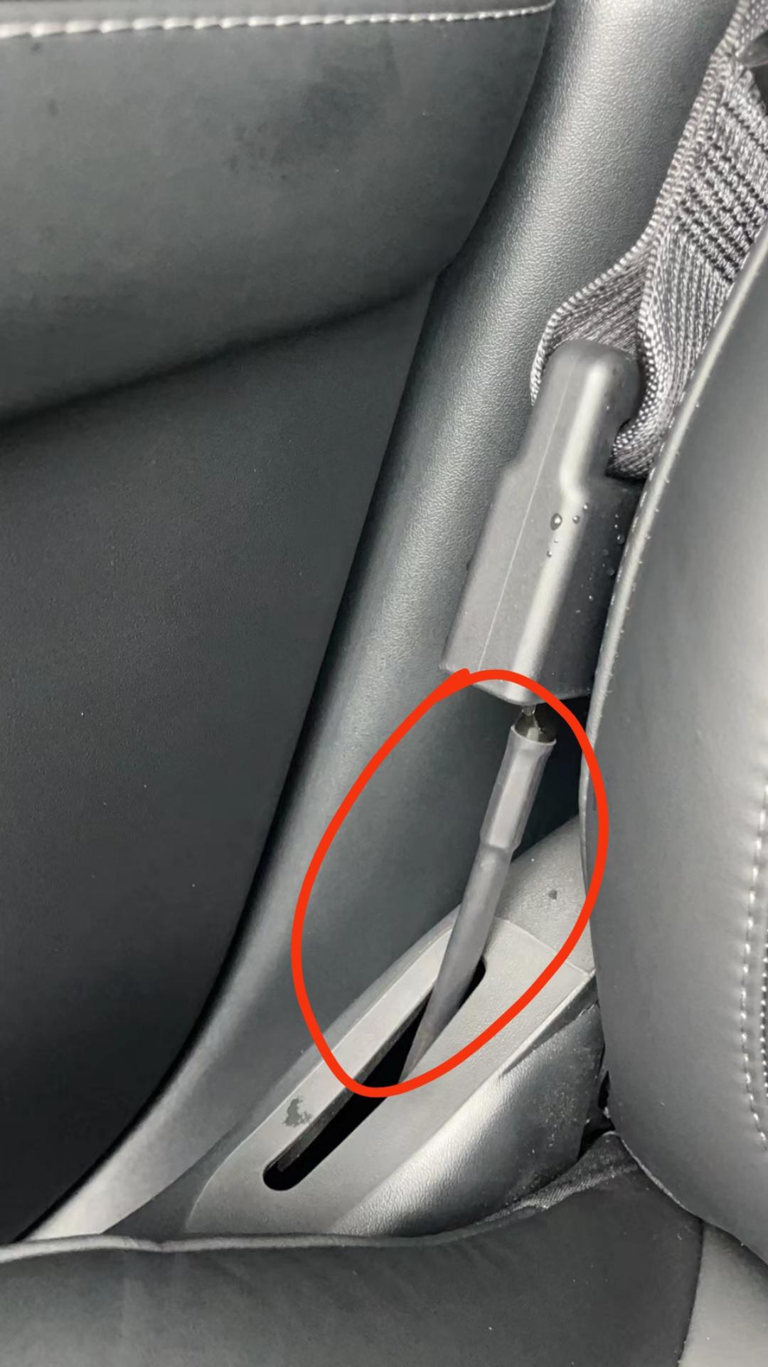 特斯拉Model 3 真的不能细看，昨天才发现这个安全带连接处真的丑