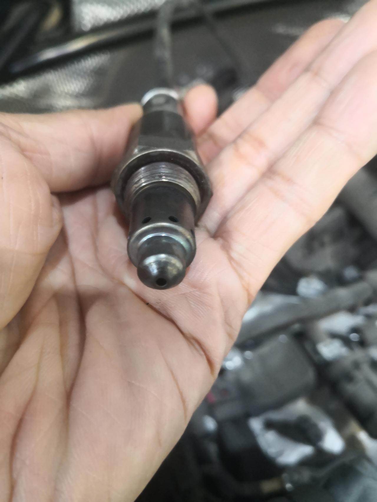 奥迪Q5L 发动机故障灯亮，冷车怠速车身左右晃。有遇见或知道具体原因的吗？4S故障分析仪显示2号传感器供电故障，可是拆装