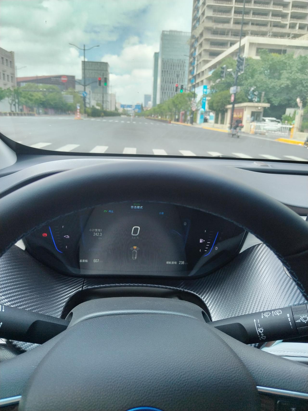 别克微蓝6 PHEV 大神帮忙看看，离得那么远还滴滴滴响警报，这是什么原因，谢谢