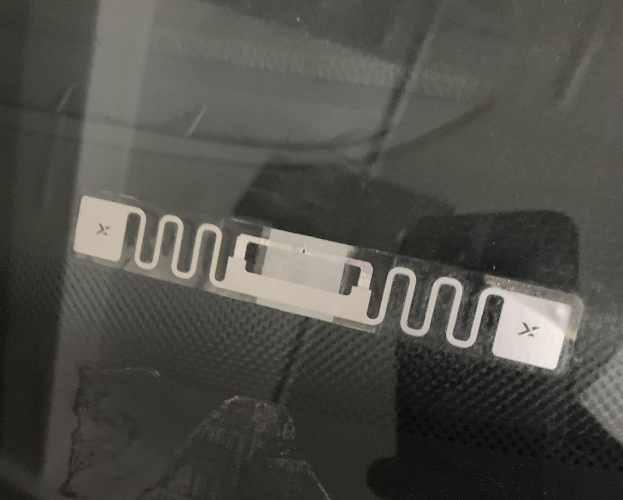 大众迈腾 车前挡风玻璃左下角这是什么东西？