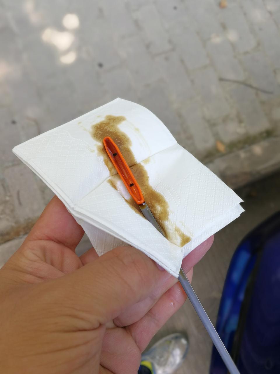 雅阁-疑是机油增多
早上七点多开的车子，刚刚量的机油位面超过了两到杠请问是机油增多吗？  连续量了六次都一个位置。