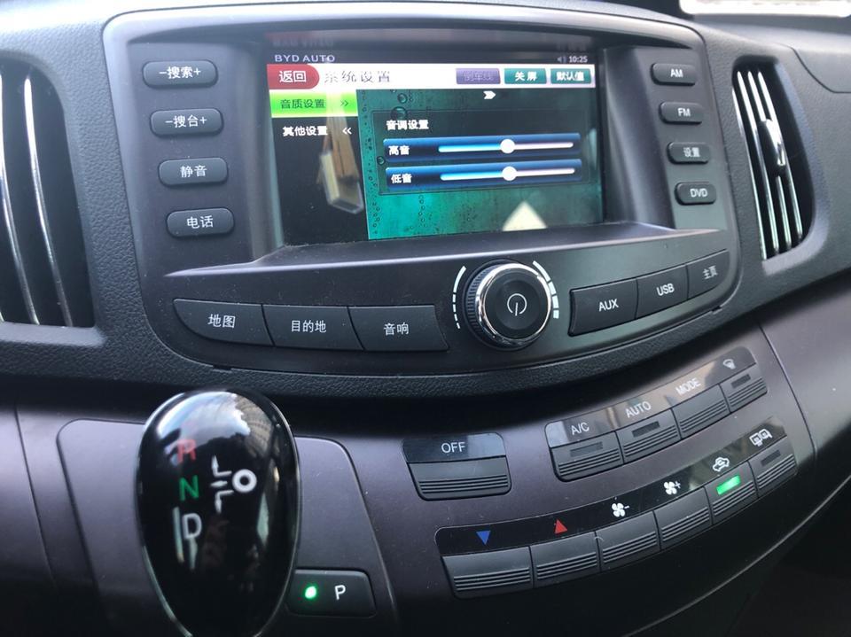 目标：给比亚迪E6加装carplay

方式1：换车机，但是愁于不会挑选，不清楚兼容性如何，以及担心保修问题，不太敢随意更换。

方式2：最近刚得知可以淘宝购入“carplay盒子“，就是一种类似USB链接转换器的东西，两端一端连手机一端连到车上的USB插口即可投屏。一般来说店家提供两种车机选项：wince和Android 。首先确定E6车机不是Android系统，舍弃。第二猜测车机是wince系统，店家需要通过在导航卡里安装测试软件来测试是否兼容，但是苦于找不到E6导航卡在哪里…严重怀疑E6是不需要单独