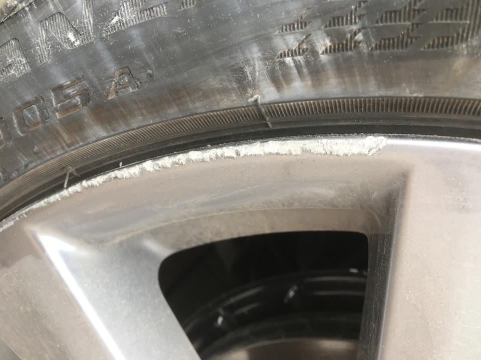 马自达3 昂克赛拉-晚上倒车左前轮连续蹭到马路牙子两次，轮毂与胎壁接触的地方刮花了，轮胎也有刮擦，但不明显，有一处很微小的破皮，不知道影不影响安全性