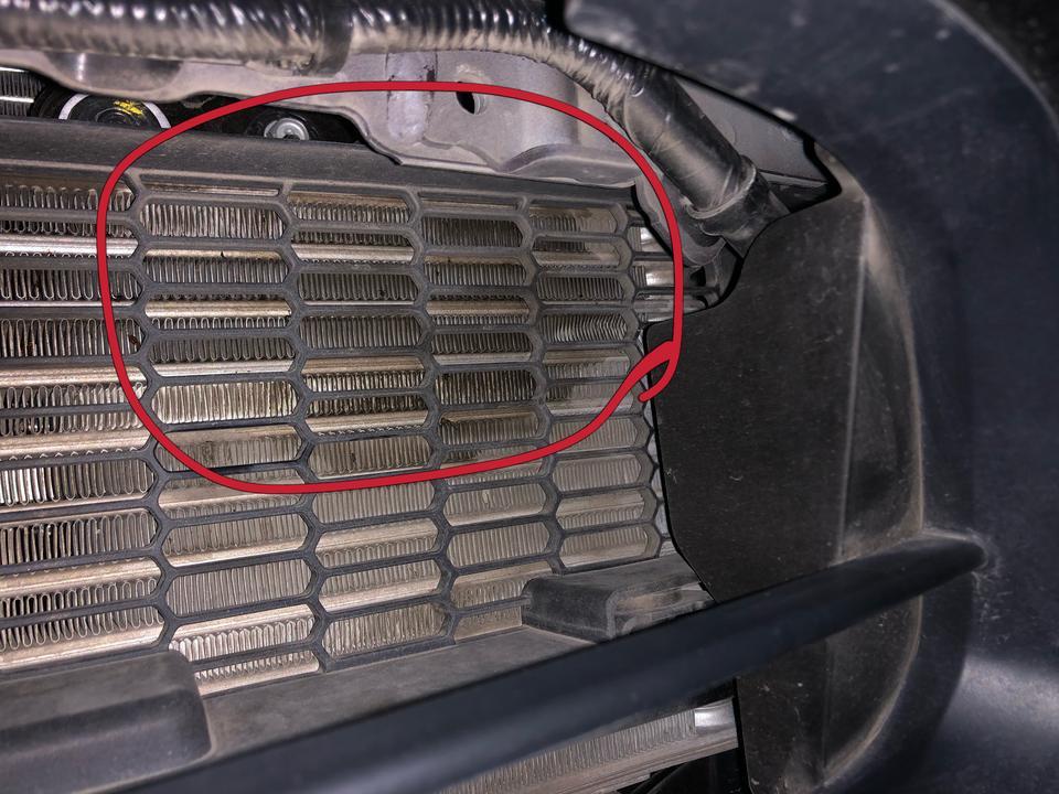 散热器渗不明液体。 
        车是inspire混动，但是结构和雅阁混动一致，所以来这问一下。 左大灯那一侧的保险杠内，有一处散热器渗液，不知道是机油还是冷却液还是雪种。。。 
        另外仔细观察，混动版居然有四处散热器，最前端两个小的，一长一短，中间一个大的（风扇前）后面还有一块大的（风扇后）。。。