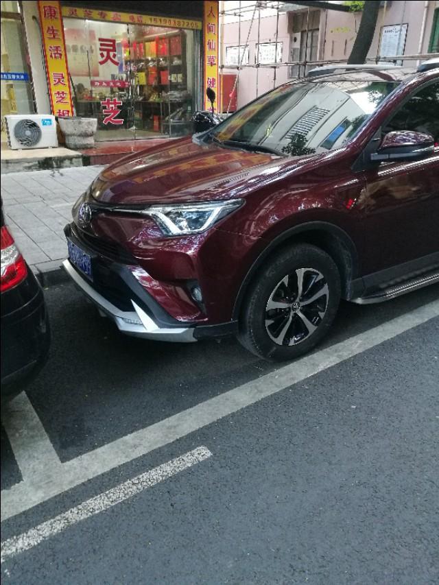 卡罗拉-又是丰田，怎么这么亮，油漆做的很漂亮。