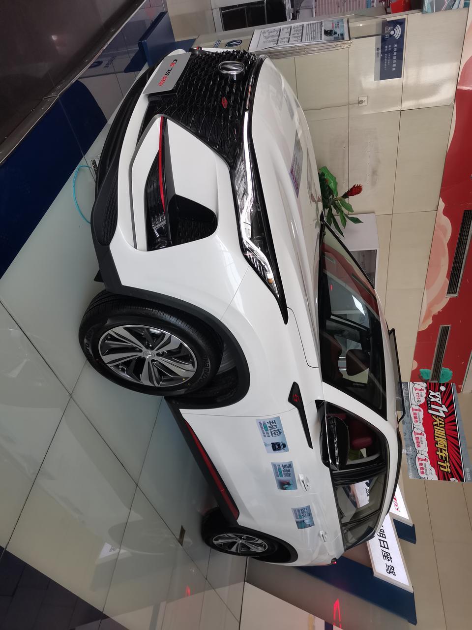 长安cs75 plus-十月份第一次去4s店，赶上了双十一和年底冲销量，11月14号在河北保定4s店订的2.0白色领航，交了1000订金，现金优惠5000元，赠两年4次保养，雷鹏陶瓷膜儿，脚垫，流量费免两年，发动机10年30万公里质保。自己要的灭火器和烟灰缸，12月20号到25号左右全款提车。保险6500，旧车置换3000元补贴，这个价格我很满意了，先挂张临牌儿，到1月份儿再上正式牌照。随便发两张在4s店拍的照片吧。