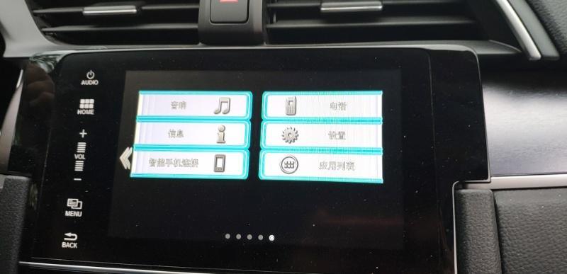 思域-今天早上开车，点了一下中控的确定按钮（每次启动车都会提醒的那个），中控的显示屏幕就成这样了。还有时候只有背景图，没有时间。还有每次点完确定都会自动给我进电话、音乐或者信息里面，这又是怎么回事。