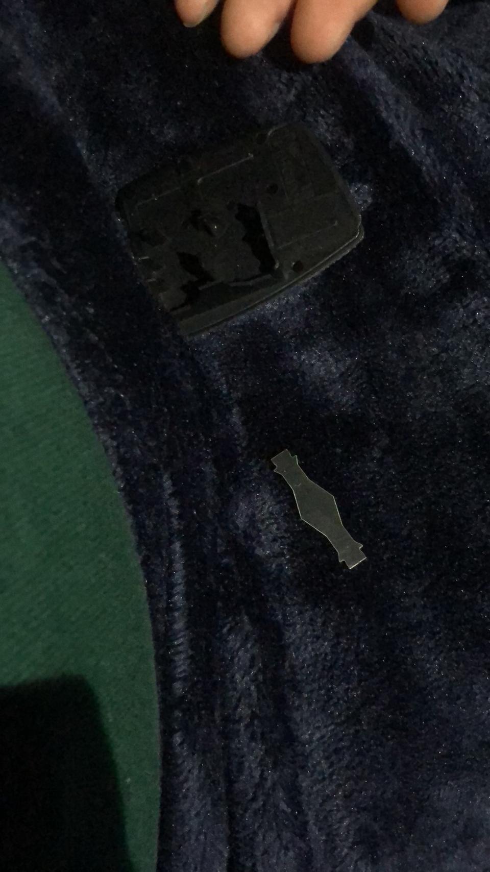 奥迪a4l-拨片后盖开了 掉下来一个小铁片 请问怎么安装回去 在线等大神