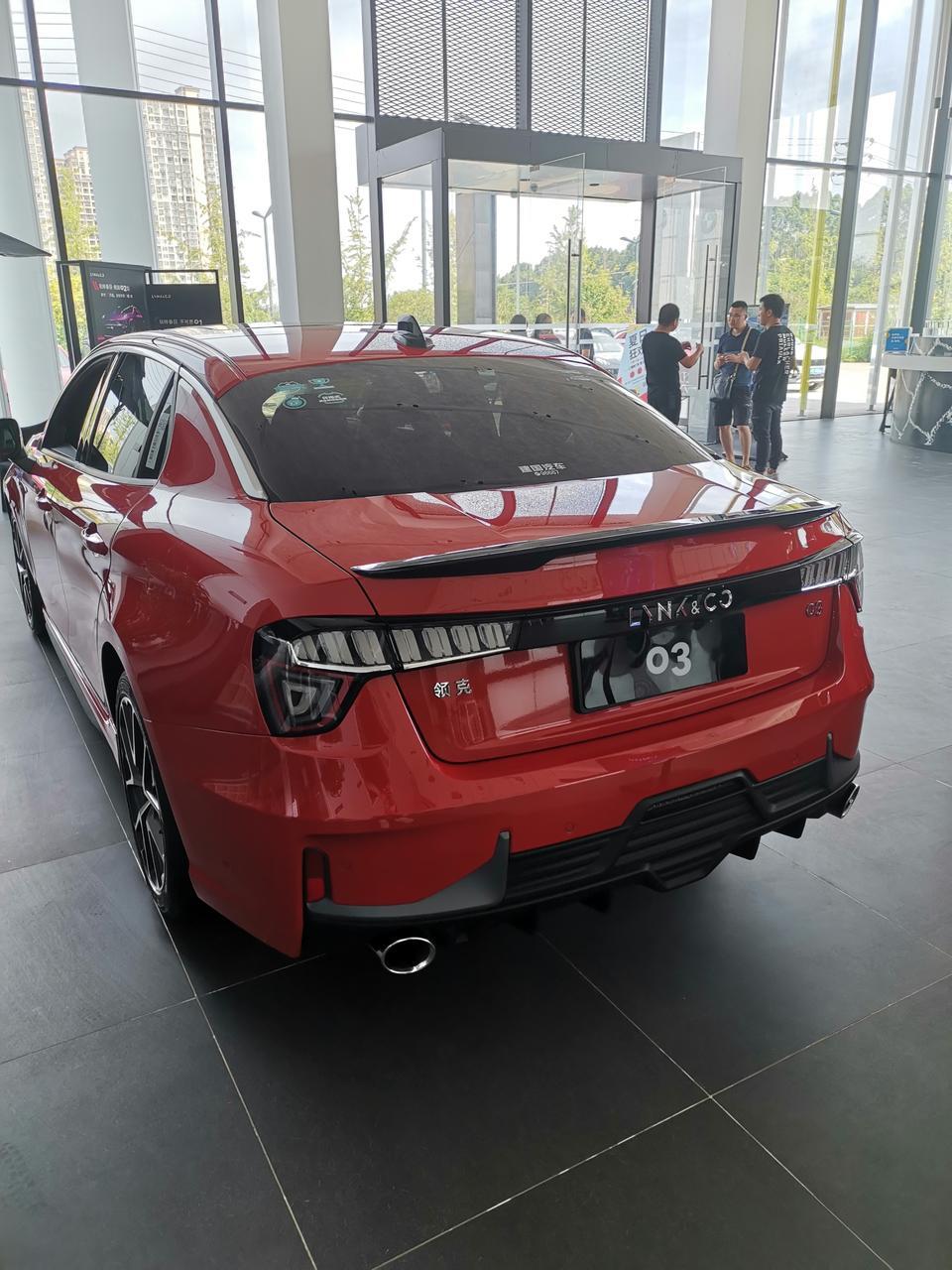 领克03看中去体验中心谈了一下价格20顶配优惠3000落地大概186000送四