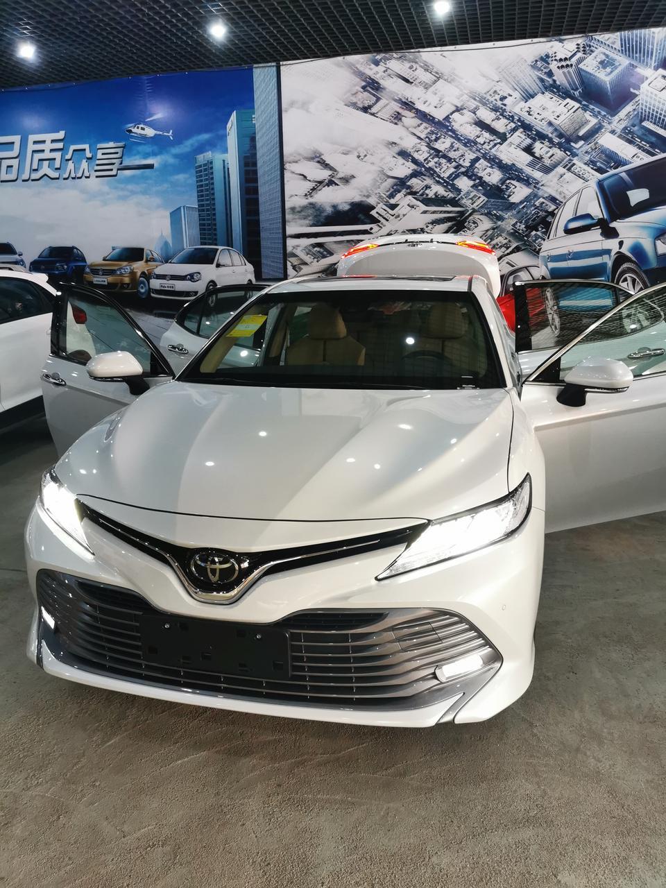 请问下2019款凯美瑞珍珠白，车身油漆和车后保险杠油漆是不是有色差？还是我买到事故车了？要是真的我就发了一赔三啊