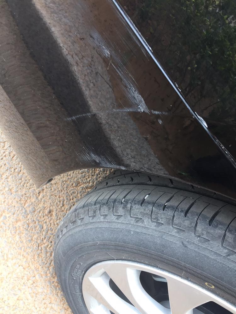 轩逸-车友们这个位置蹭了一下，这里是塑料还是金属的，这种的需要去补漆吗，后轮位置