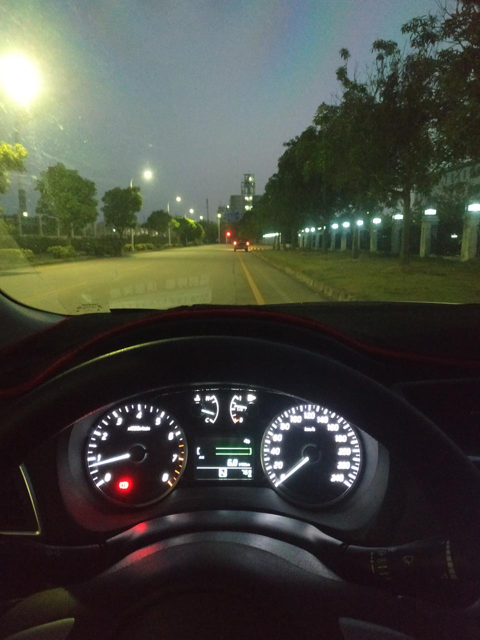19款新轩逸经典。为什么挂d档有时候不起步，非得加一点油门才会动，有朋友知道吗