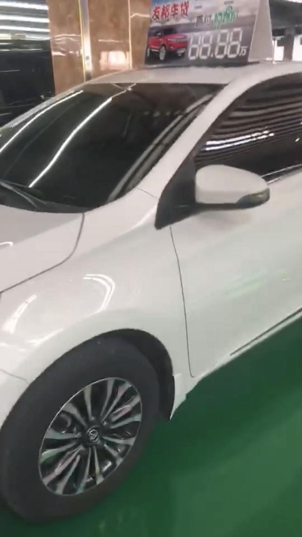 新手女司机，看中一辆二手卡罗拉2017版改款1.2t s-cvt GL-i真皮版 高配自动挡，这个车是9000公里…10.3万，这个价格能入手吗？
有没有大神帮忙看一下，这个价贵么，还有砍价的空间么？