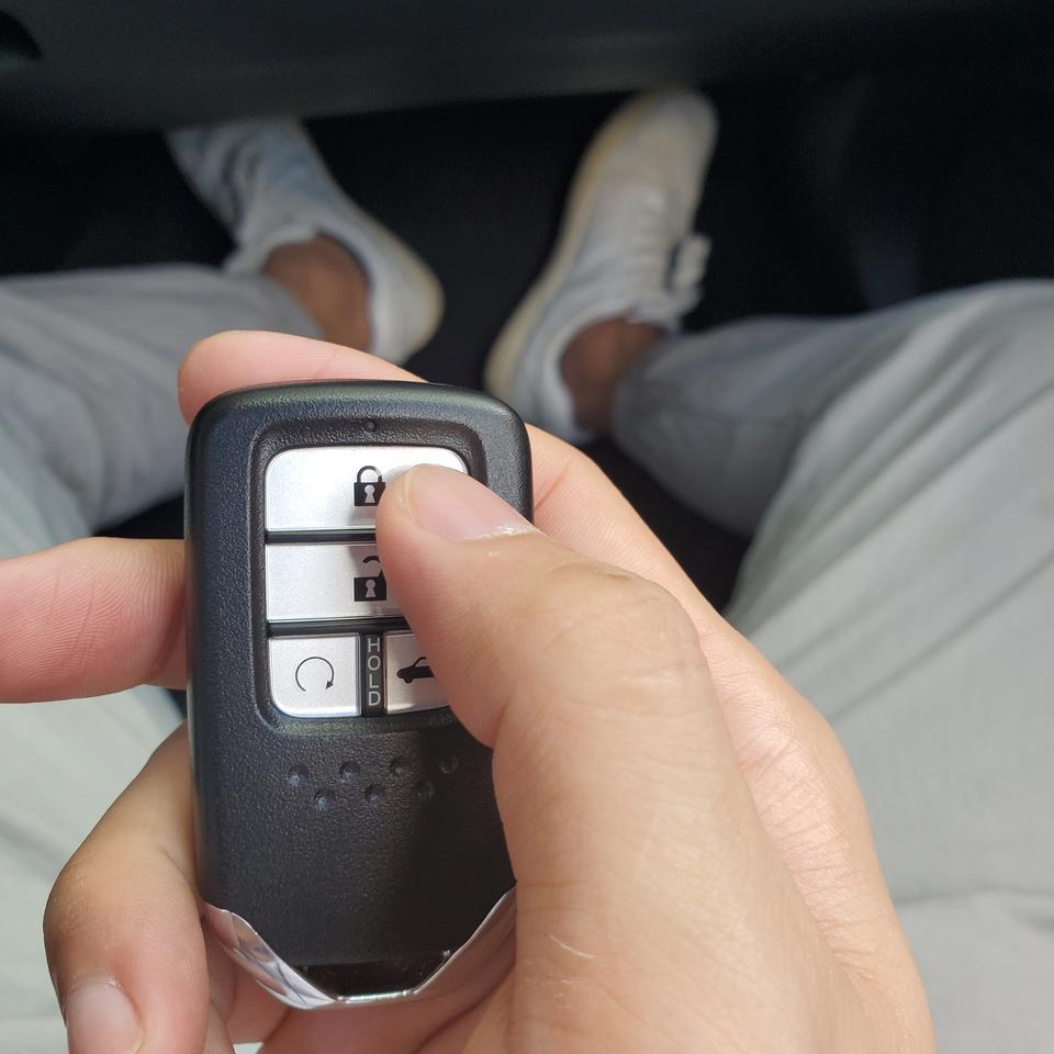 思域-按两下第二次长按是可以窗户都降下来 但是，按锁车键按两次第二次窗户升不了。是什么原因。有什么办法吗？