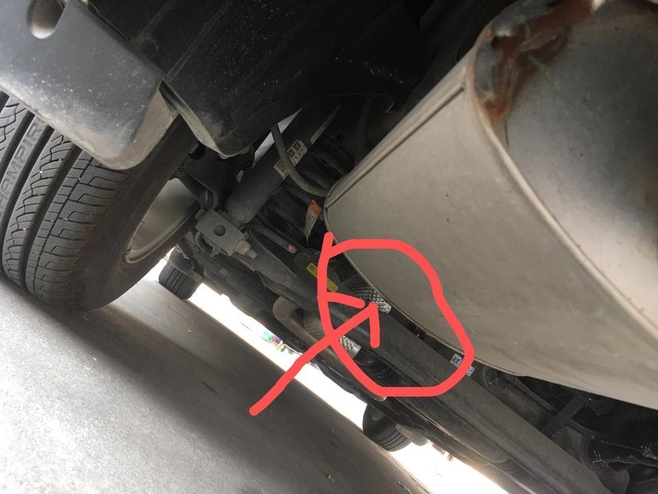 科沃兹-请问停车后，排气管这位置有水滴落，请问是排气管这位置穿洞了吗