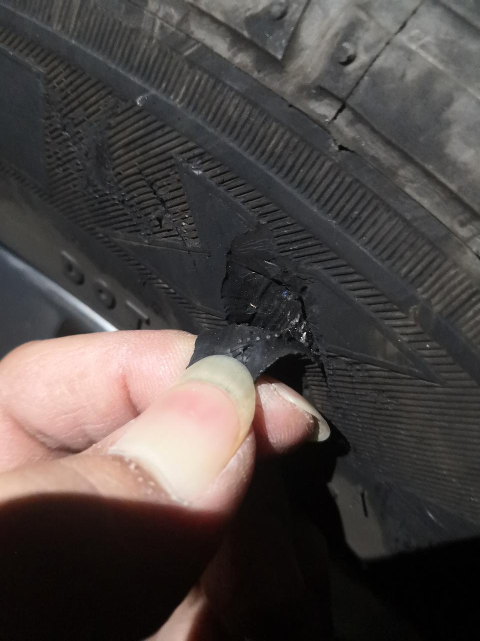 思域-五个月的车，跑了一万公里，前两天碰到轮胎了，右前胎碰起来一块大概大拇指甲盖那么大，能看到里面的铁丝了，不知道这个问题大不大，能不能修补？过年的时候跑高速有影响嘛？希望大神指点一下！