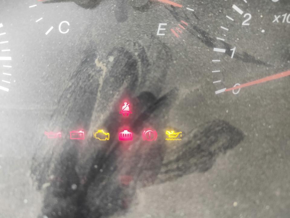 阁瑞斯-请问，安全带警示下面的是什么