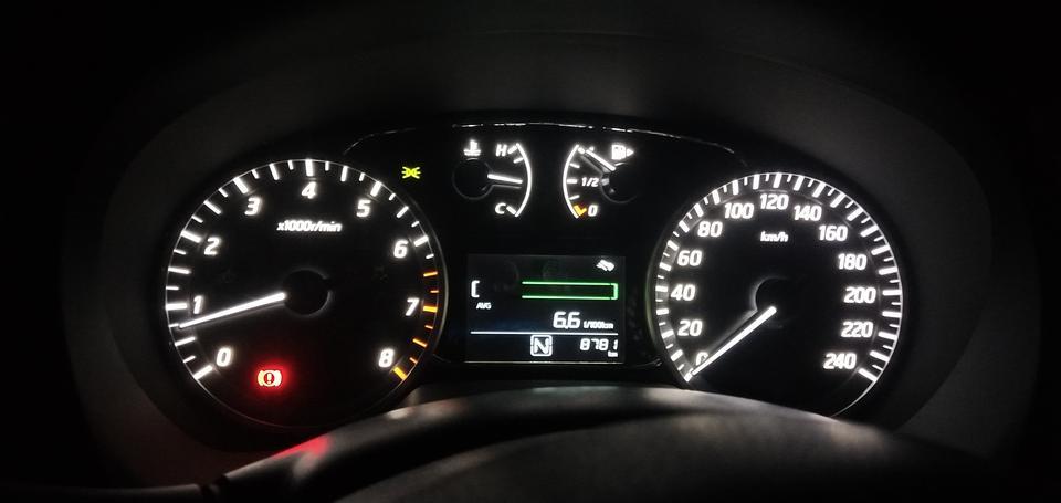 新轩逸有时等红灯怠速900转上很稳有时候起步再停下有时又800转上很稳，什么情况正常吗？但是我没有开空调什么的 但是到了800转时怠速表很稳但是摸着方向盘有一小点抖动正常吗？