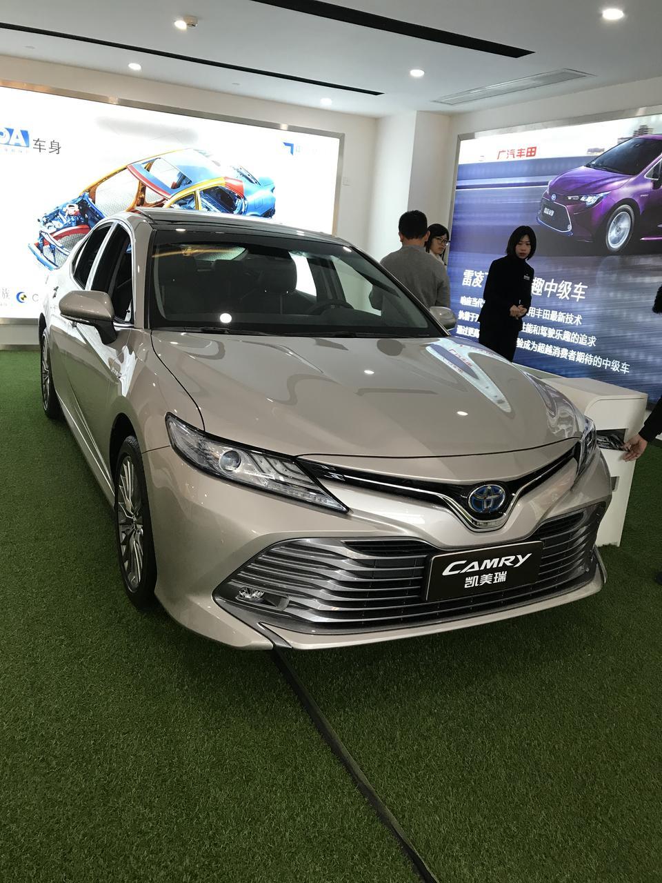 本人31，医生，工作三年半，因为结了婚，买了房，手头有点紧，原本想买卡罗拉双擎领先版，要17万，我嫌弃它外形太小气了，朋友建议我不如加点钱买低配版凯美瑞，我觉得也不错，新款外形确实漂亮，去4s店问了下，2.0最低配全款报价落地20.3万，应该还有价钱讲，大家觉得2.0乞丐版怎么样，我只是上班市区开开比较多，回老家比较少，也就两个钟头。本人是小白，没买过车，目前综合了车友的各种说法，有几个疑问，请各位不吝赐教，1，你们落地价多少？2，2.0会动力不足？3，像我这种情况，买乞丐版2.0怎么样？谢谢哈