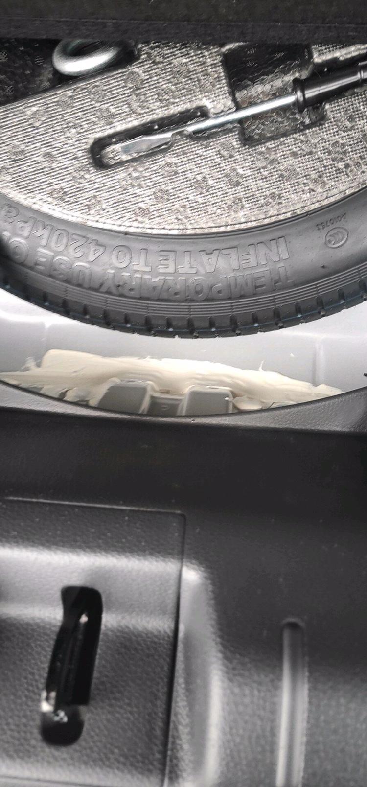 思域-你们的车备胎的位置有这样的胶吗