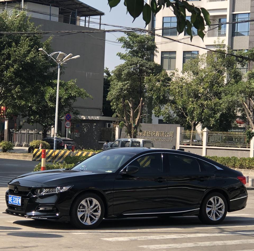 雅阁-后排座椅靠近喇叭的位置路况不好或者过减速带老是出现异响，不知道大家是怎么解决的，我已经去了两次4s店他们帮忙垫了点东西，还是不管用。都不知道问题出在哪里