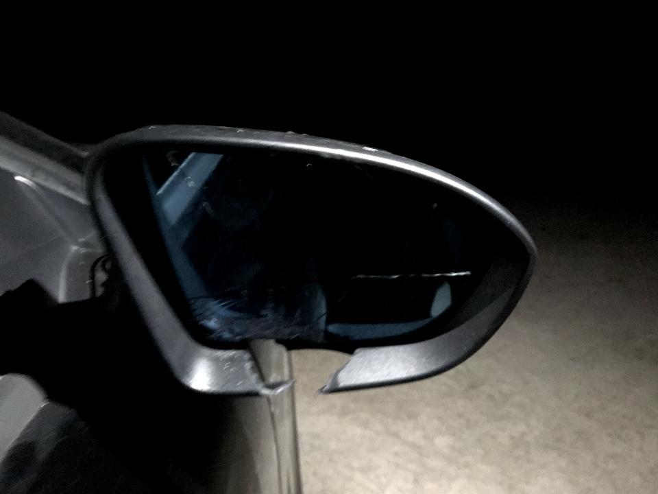 君威-不小心把镜子撞到了，才提的新车 这样情况是可以走保险吗，不可以的话修一下大概多少钱
