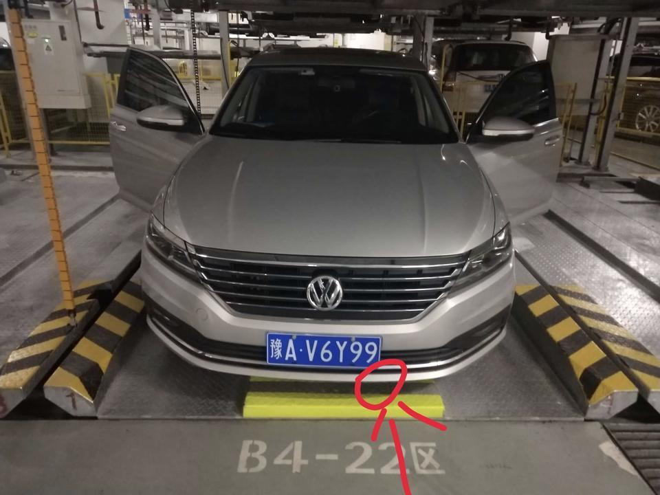 老师你好，我是大众朗逸P，前车保险杠（如图位置）撞到了柱子上，现在凹进去了一点 有没有什么方法能够复原啊，谢谢老师了