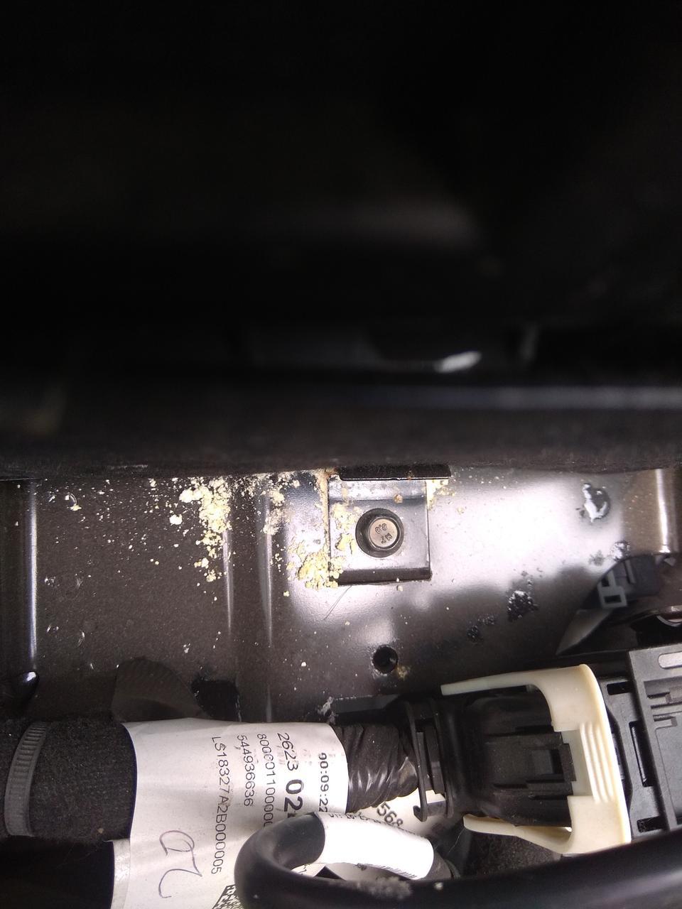 科沃兹-6月2日去车展看了欣悦版裸车69999，办下地81600，送倒车影像和记录仪。交了定金一千，前天提车发现是七个月库存车，电瓶下一层粉沫，退车的话4S店定金只肯退五百，这车能提吗?