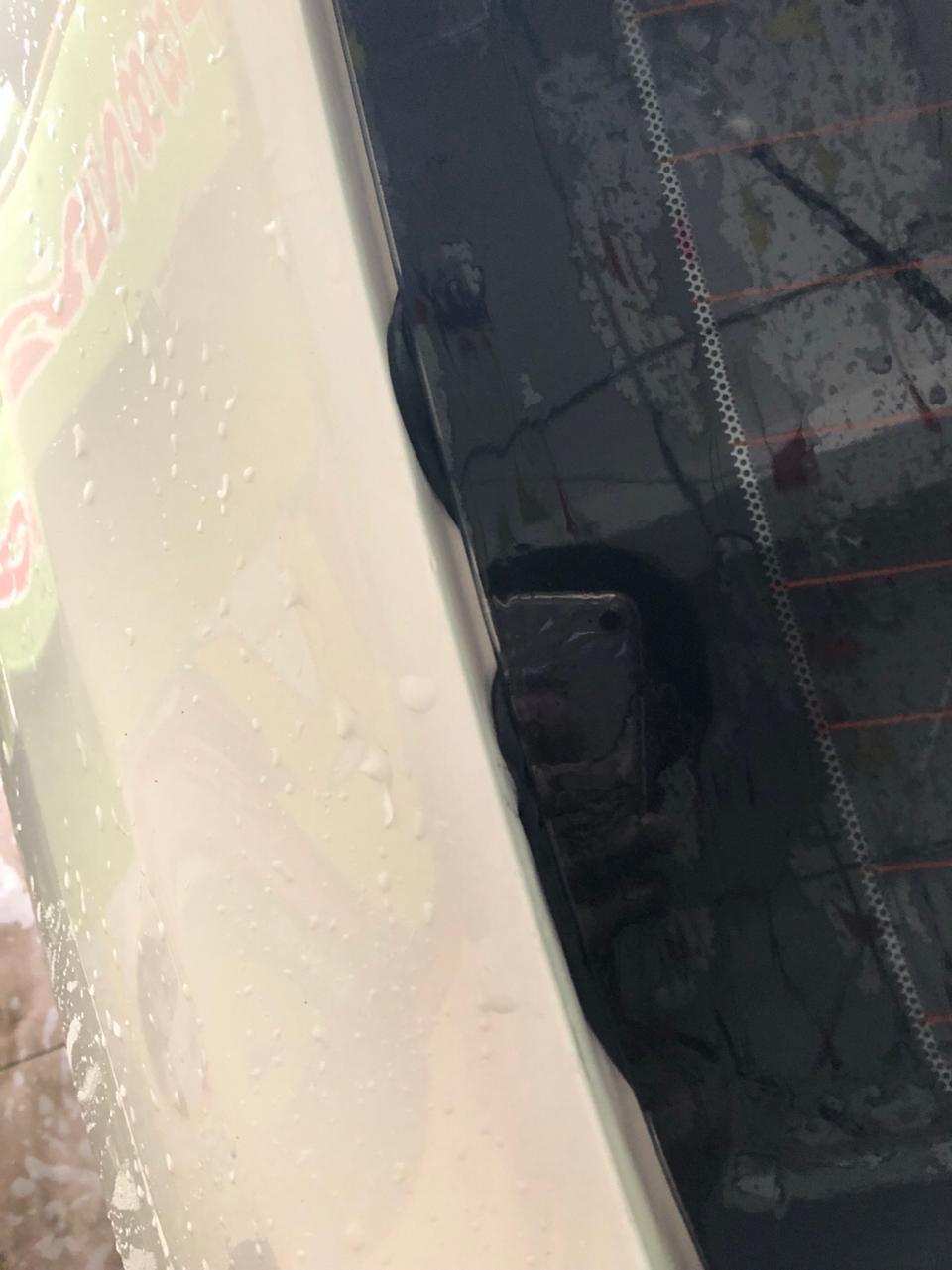 卡罗拉后挡风玻璃   
洗完车之后胶条松脱
有懂得师傅知道该怎么办吗？