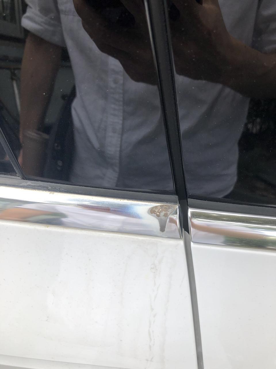 奥迪a4l 2019款   3三月初买的车 没多久就看白色车漆上面有这样的痕迹  今天看到镀铬条上这样子  有知道的车友吗 ？到底怎么回事？怎么解决啊 ？急急急