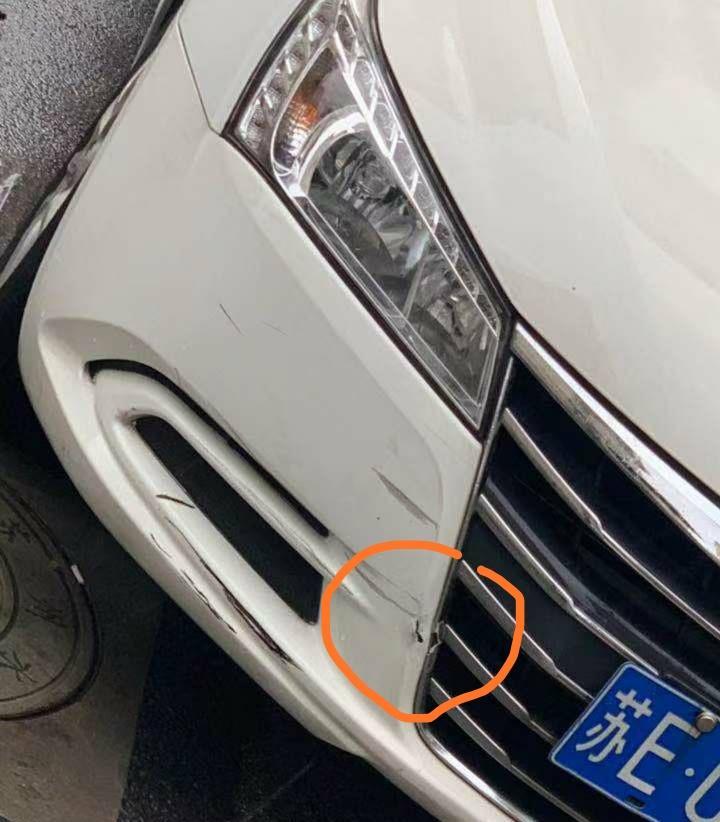 纳5-请问一下，今天下雨看不清不小心把一哥们的车蹭了一下，这个修一下大概多少钱。(红圈那个) 多谢了！