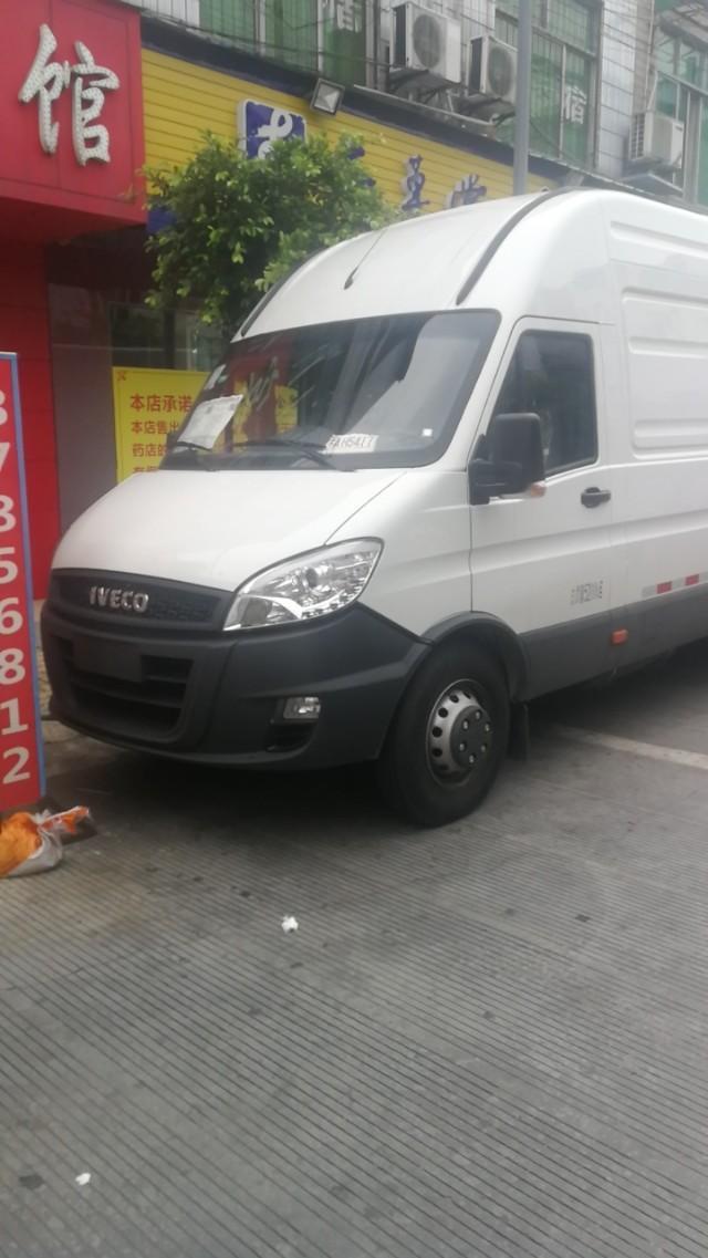 依维柯得意-大家看看这是什么车，很长，后面是封闭的货箱。