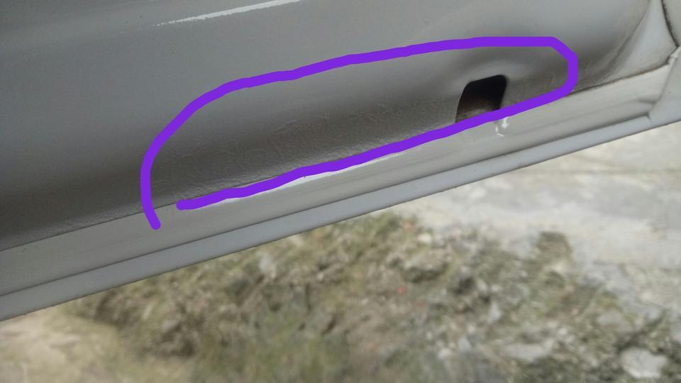 哈弗h6-车有们看看这个正常吗？  看上去不平就这一条有其它地方没得   请问你们有这样的情况吗？2017款的