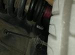 雅阁八代前减震器有漏油现象，必须更换么？而且一换就是一对么？4S店报价1600元，不算工时。网上卖原厂的才250左右，不知道真假，。品牌的KYB黑桶500左右一支。问问大神们，买哪个好？