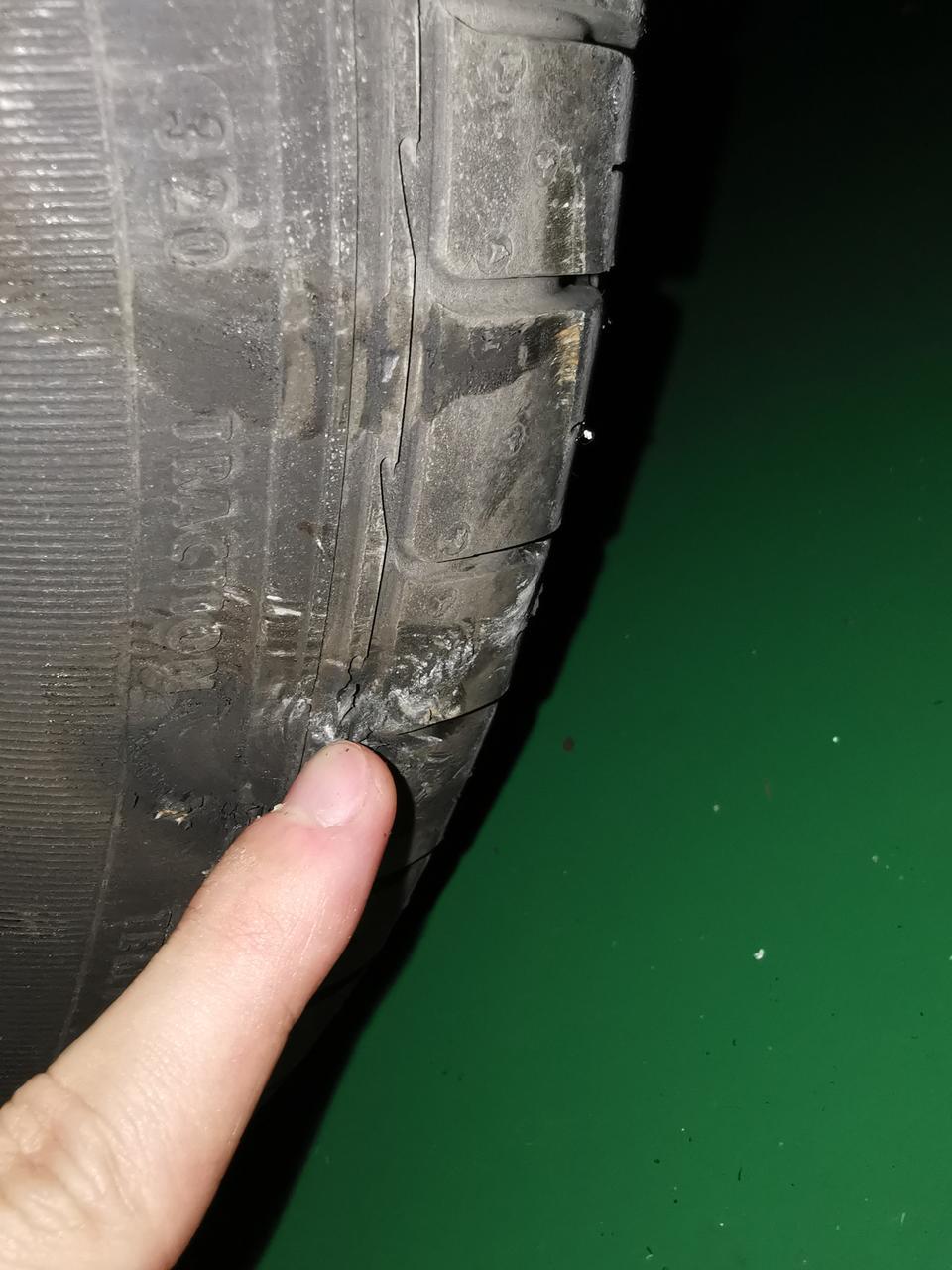 马自达3 昂克赛拉-朋友们轮胎划到路牙了，这个受伤情况怎么样？？平时城市道路多，偶然上上高速走走，车买了1年走了7000公里。
现在头痛，这个伤势个人感觉不是很严重，但是又担心。如果换吧是只换一条？