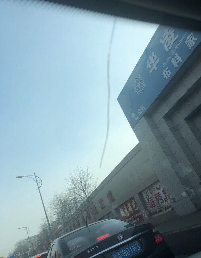 宝马3系-大神解答一下！
大神来解答一下，！晚上不知道是石头还是前车扔东西， 把前挡风玻璃蹦裂了， 里面是好的，外面裂开了， 大概有一支笔那么长， 需要换玻璃么