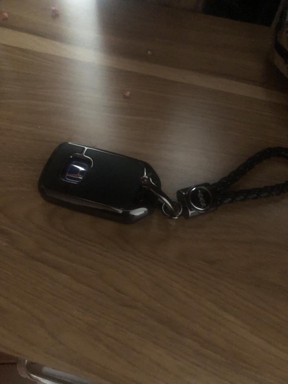 提雅阁混动锐智版一个多月了，第一次开混动车型，就像个白痴一样啥都不懂，除了会前进倒退开门关门外，其他的基本不懂也不敢乱动，有几个问题像请请教一下各位大神。
1.某天显示屏突然卡住不动，屏幕显示进入自定义模式，胡乱按了实体键后恢复，请问这是什么意思啊？
2.买了车后就是通勤使用，路上水泥路较多，车里声音嗡嗡嗡，吵死了，以前开帕萨特也没这么大声音啊，有没有办法解决呢？
3.最近开关门反应迟钝，经常要摸门把手好几次才能开关，尤其是关门触摸不灵敏，不知道的人还以为车漏电呢。这是什么原因呢？
4.每天早晨刚开始的3