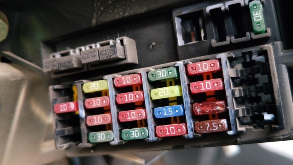 江陵宝典  点火时  立刻 ecu on档信号 保险烧断
大概是什么原因？