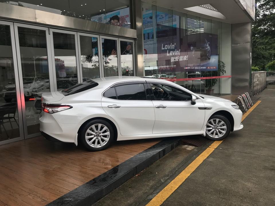 凯美瑞2018款2.0G。车行试驾车。2018年1月份上牌！行驶9000多公里！360摄像头.无线充电！行车记录仪齐全！无事故！现价17.7万！是否可以入手！在线等！