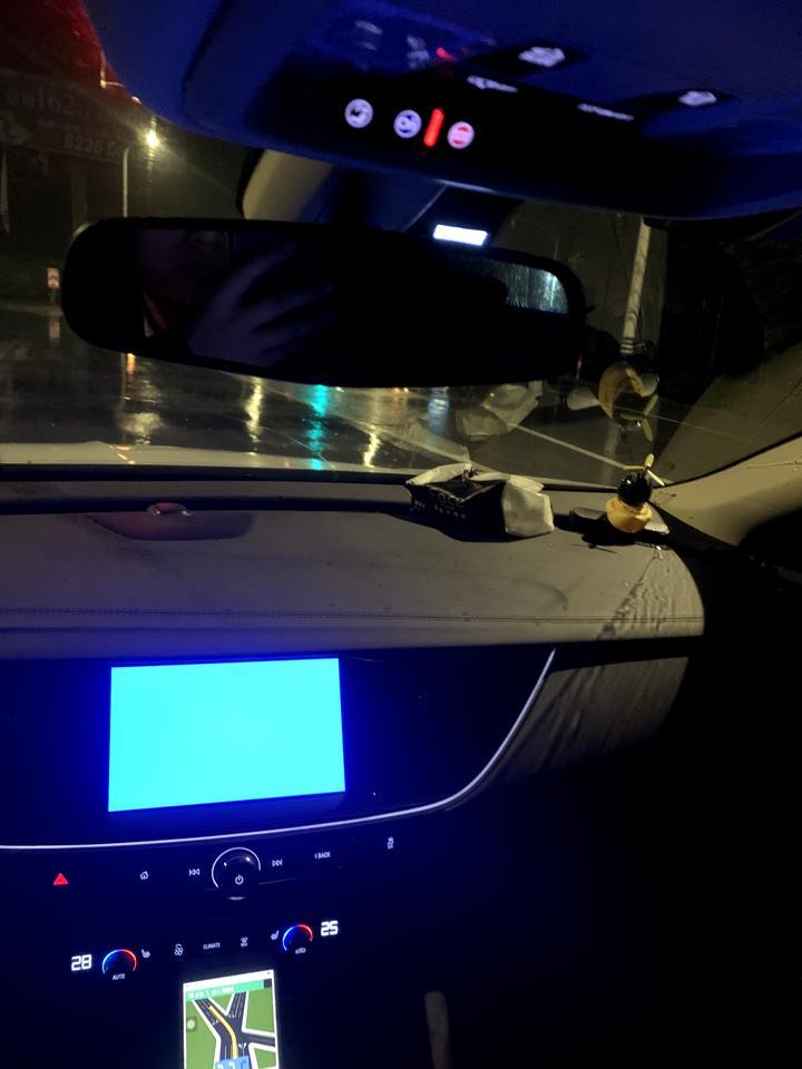 19别克君威，两千公里，遇到这个蓝屏。 现有问题 
1、雷达系统没感应了 
2、转向系统变得超级平了， 
3、转向灯没声音了 
4、充电口不能给手机充电了。
5、屏膜不能打开一大堆功能都不能用了，其他还有具体影响的我不懂所以也不知道， 
去4s店检查完了后维修师傅说定收音机然后换， 
具体有懂的兄弟吗？有没有出现过这种情况的？