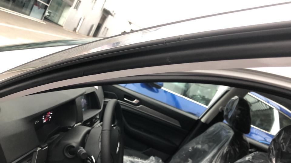 我买了一辆新车哈弗H6，4S店提的，手续办好了，去查验车的时候，发现窗条烂的，这怎么办，大神些帮帮忙，谢谢了