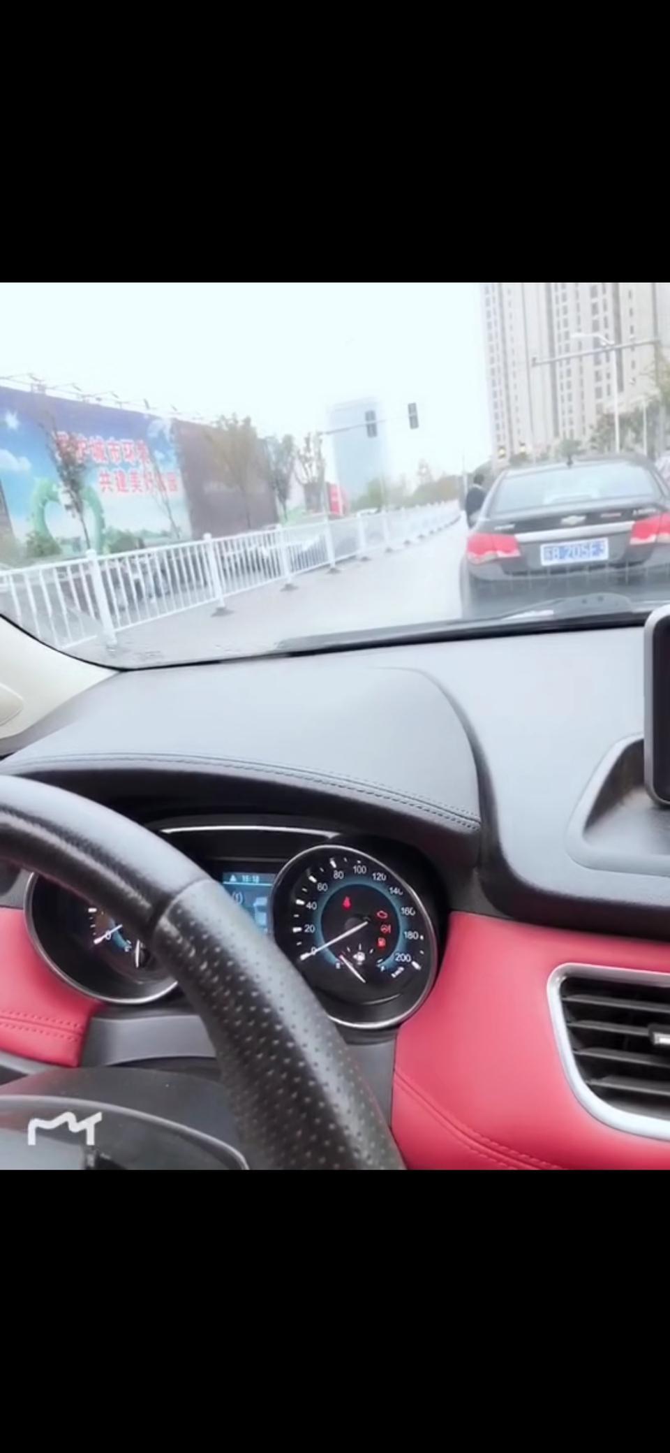 雅阁-这内饰，哪位大哥哥知道是什么车，挺急的！知道的告诉我一下谢谢了！！！