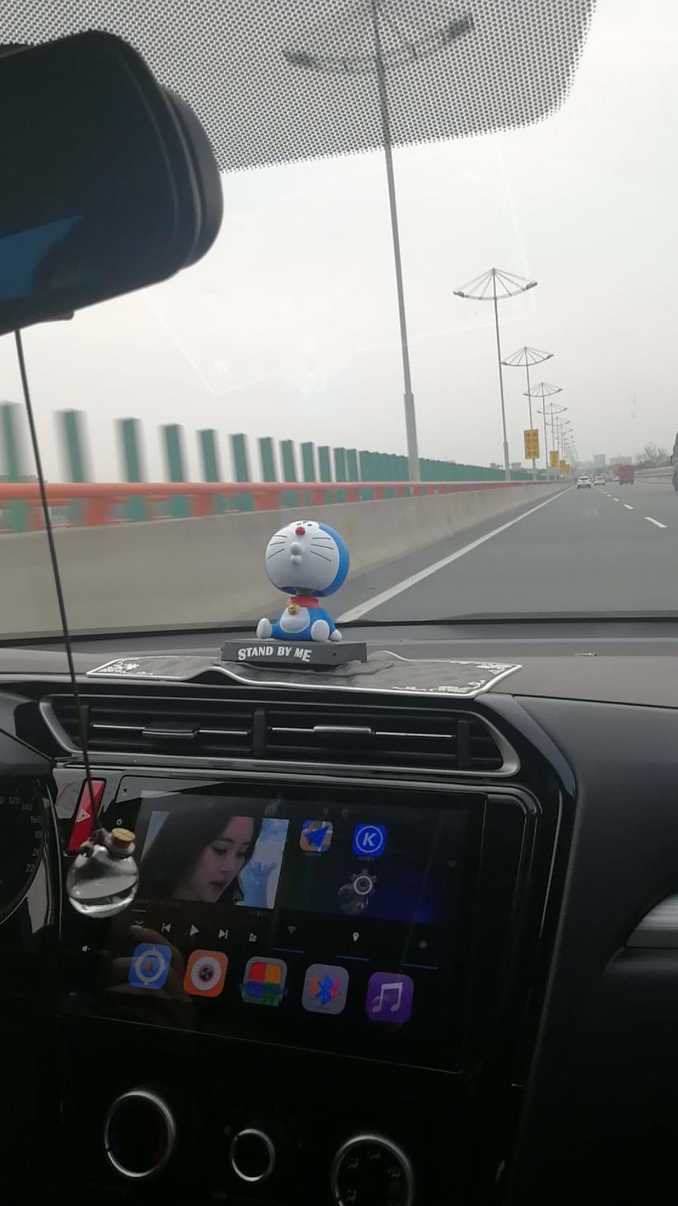 奥迪a4l-这种条形双闪在屏幕左边是什么车，万能的懂车帝