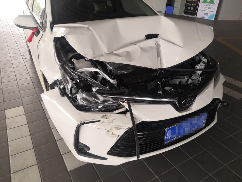 卡罗拉-心痛！追尾大货车，报了保险拖到4S店了，严重吗？还能修好原来那样子？修好拿车的时候需要注意什么？最关心能变回新车那样子吗？才两千公里！