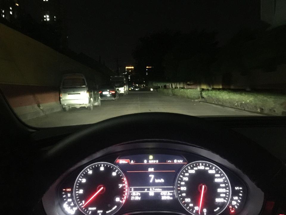 奥迪a6l-16款奥迪A6   行驶过程中仪表盘熄灭一秒  又自动亮了 请问什么原因？