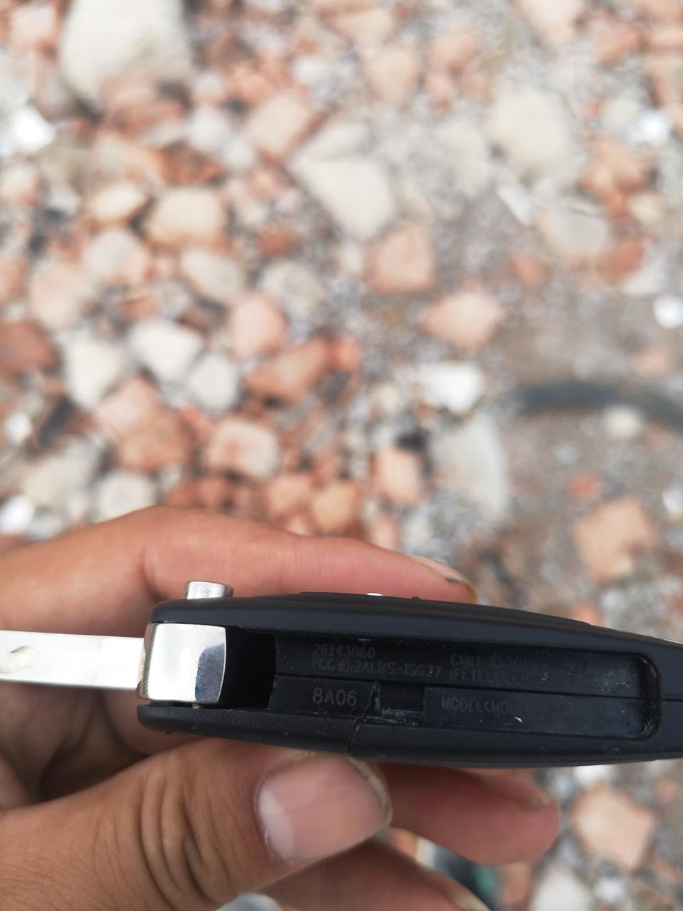 19款科沃兹遥控钥匙怎么打开？撬半天都没撬开，卡的地方都撬断了也没撬开，谁能说一下怎么样才能撬开吗