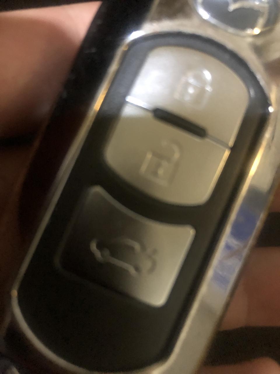 马自达3 昂克赛拉-马自达昂克赛拉低配 有没有一键开启后备箱 没有的话 第三个键要着干嘛 后备箱上也连着那么多线