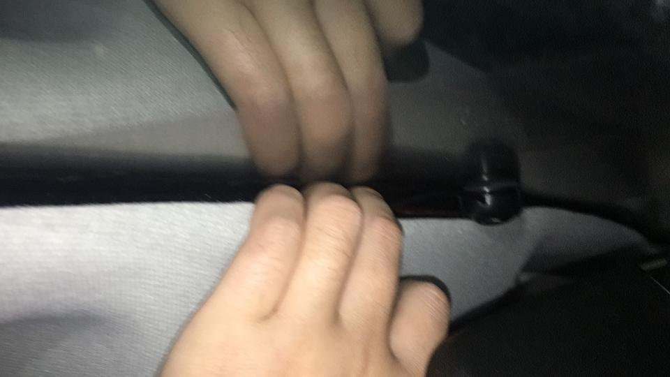 马自达3 昂克赛拉-顶棚跟挡风玻璃这么大的缝隙正常么？能塞进去1一个手指。19年云控版的。
