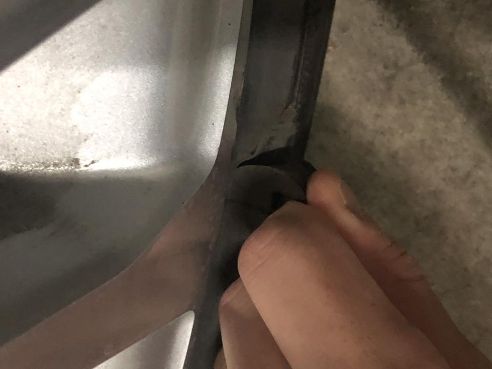 凯美瑞-问一下轮胎这样子需要换轮胎吗？但是现在还能正常开不知道高速有没有影响
